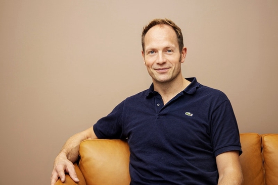 中山镇足球盛宴开启 草根战队激情对决